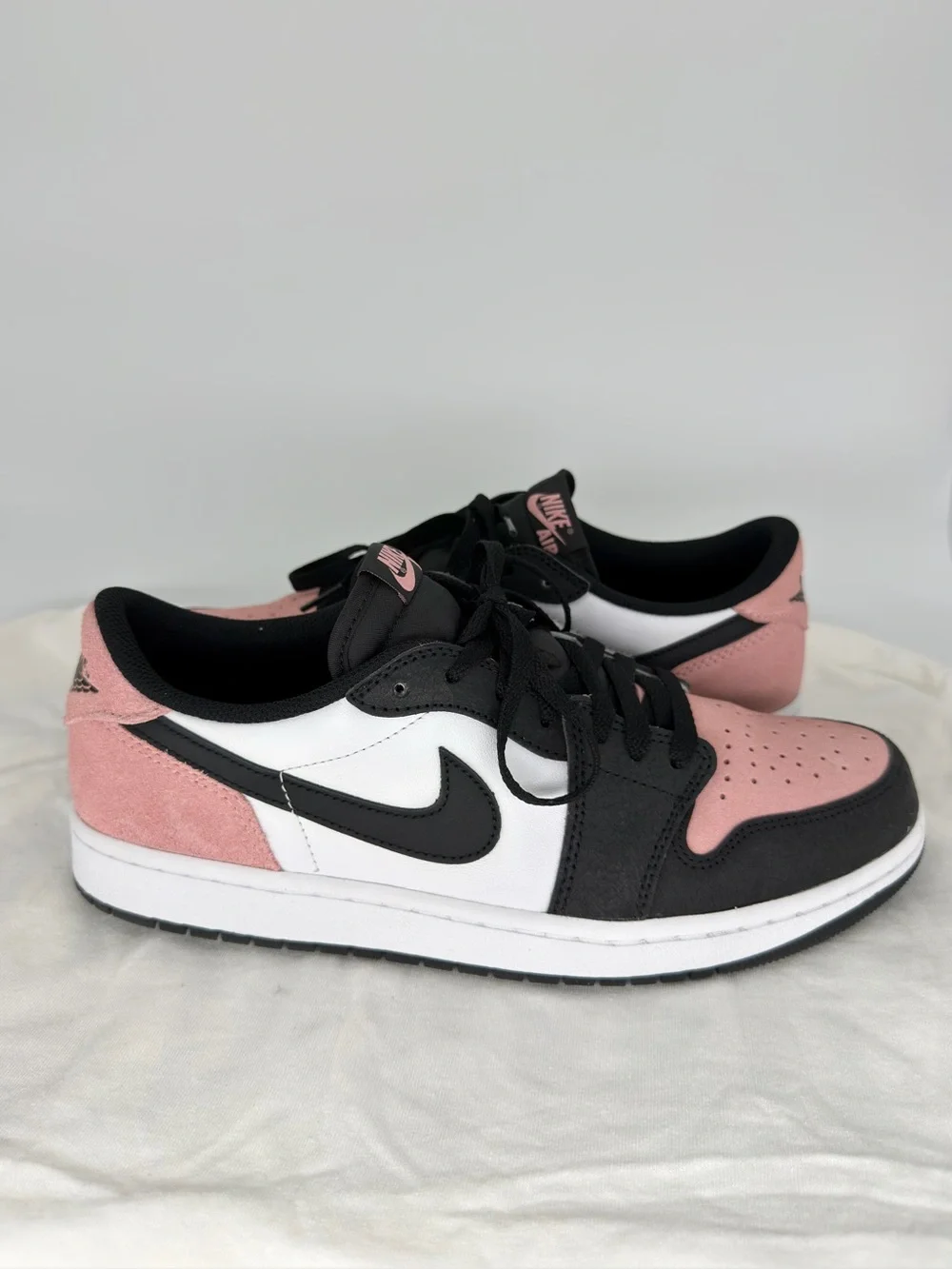 Sz 11 - NIKE AIR JORDAN RETRO 1 LOW OG BLEACHED CORAL/BLACK CZ0790-061